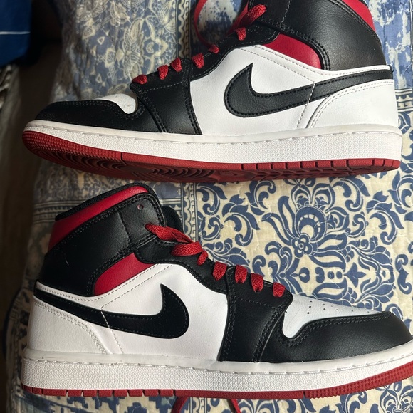 Nike Air Jordan 1 Mid Gym - Picture 4 of 6